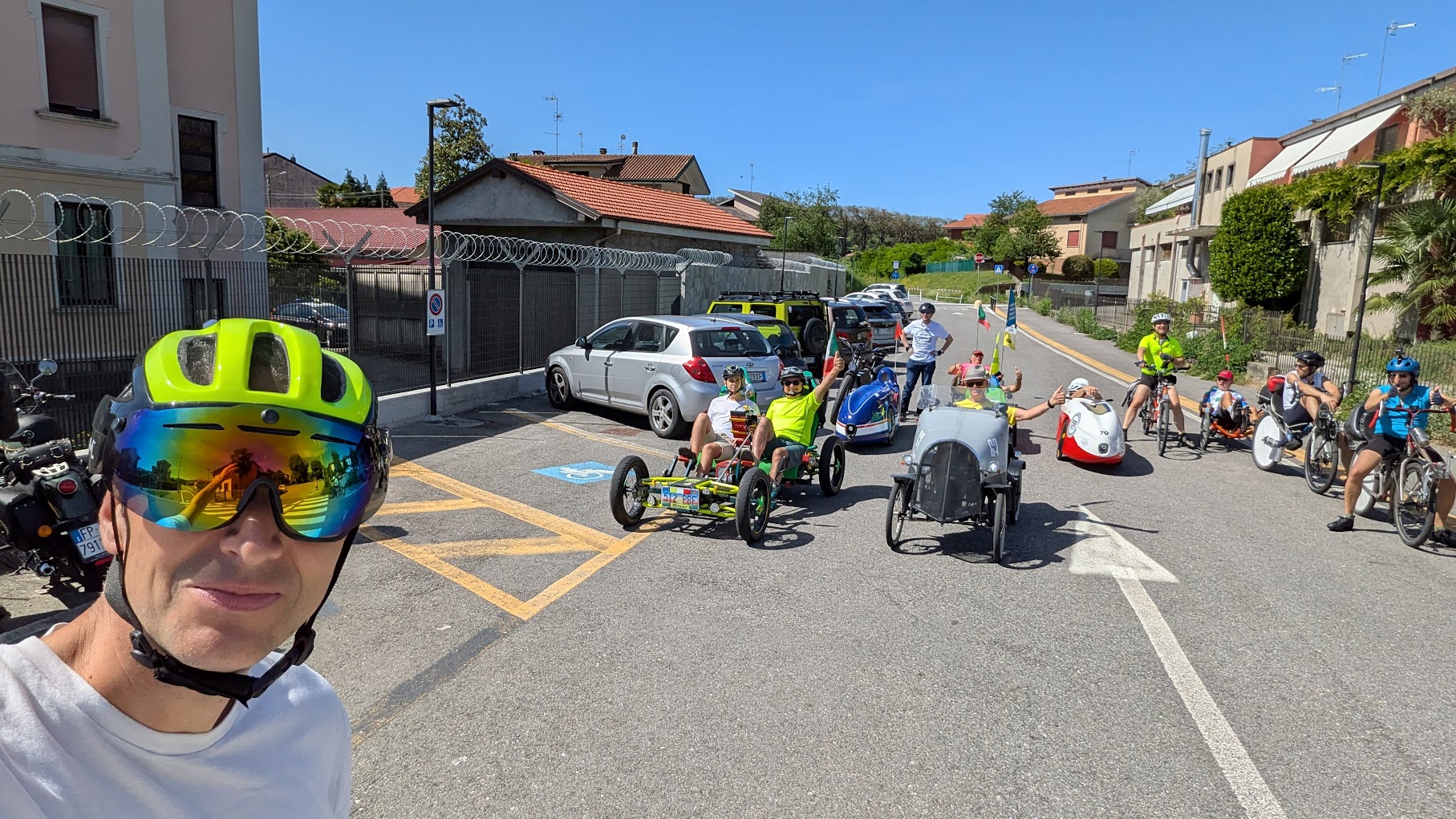 Il ritrovo del mattino con le biciclette reclinate, prima delle gare a Borgomanero. Foto: archivio ASD Velocità a Pedali.