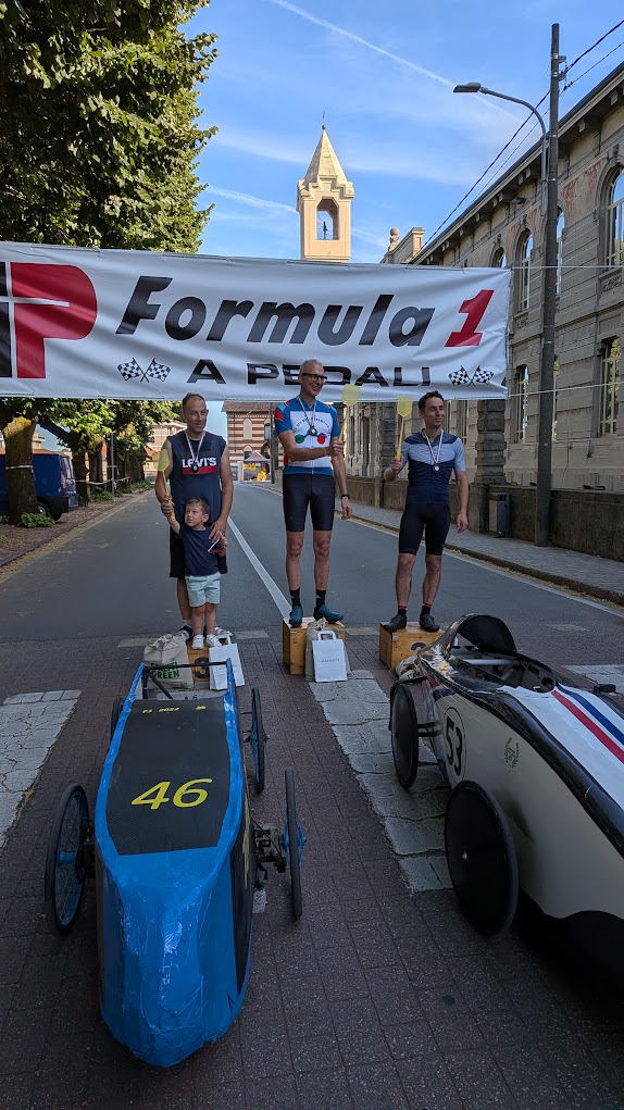 Le formuline e i piloti davanti al podio di Borgomanero. Foto: archivio ASD Velocità a Pedali.