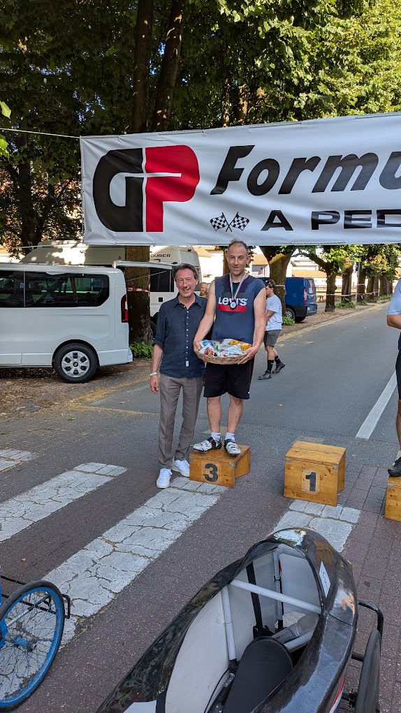 Le premiazioni di Borgomanero, con i mezzi schierati davanti al podio. Foto: archivio ASD Velocità a Pedali.