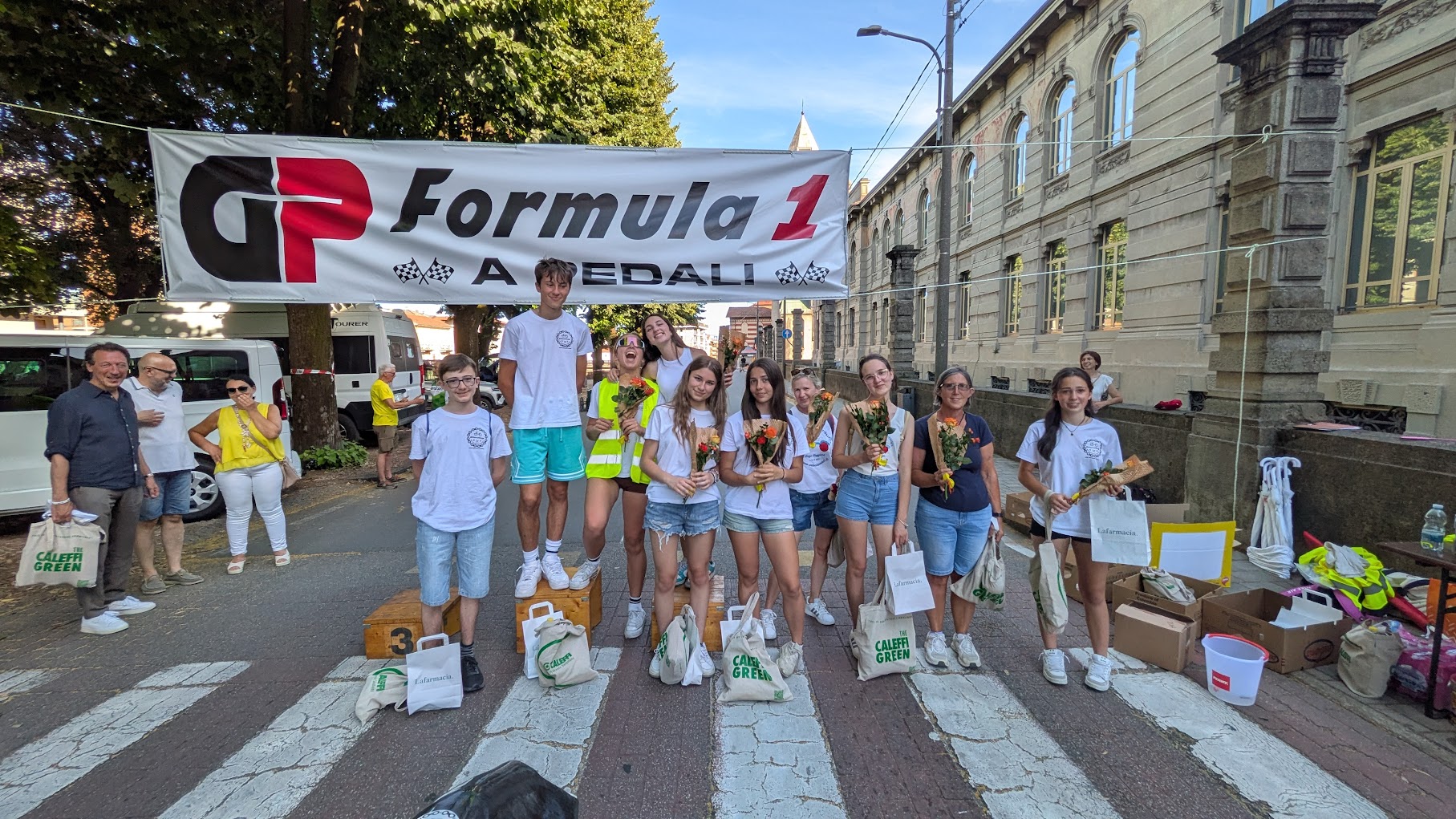 Il gruppo riunito sotto lo striscione al termine della prima gara di Borgomanero. Foto: archivio ASD Velocità a Pedali.