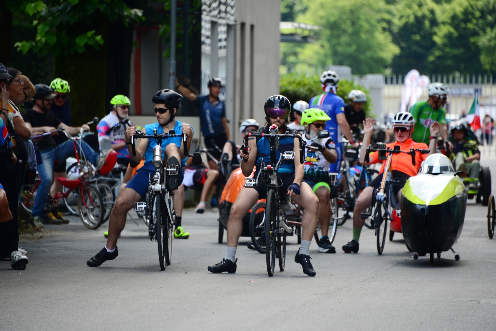 Partenza dei ciclisti e dei velomobili alla Monza Race 2025; foto di Massimo Pavan