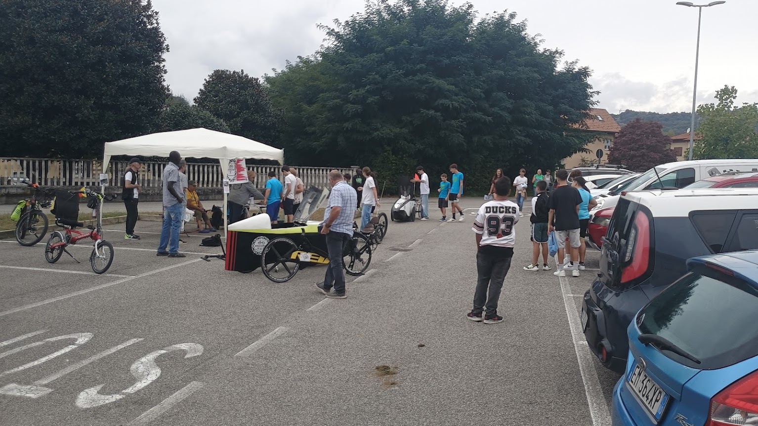 Stand dell’ASD Velocità a Pedali alla Festa dello Sport di Gozzano, con biciclette reclinate e velomobili