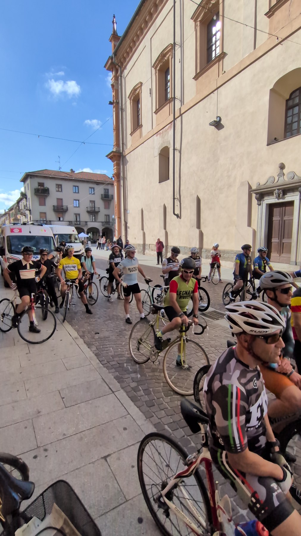 Ciclisti nel centro di Borgomanero alla partenza della prima Scollinando, sabato 10 ottobre 2026