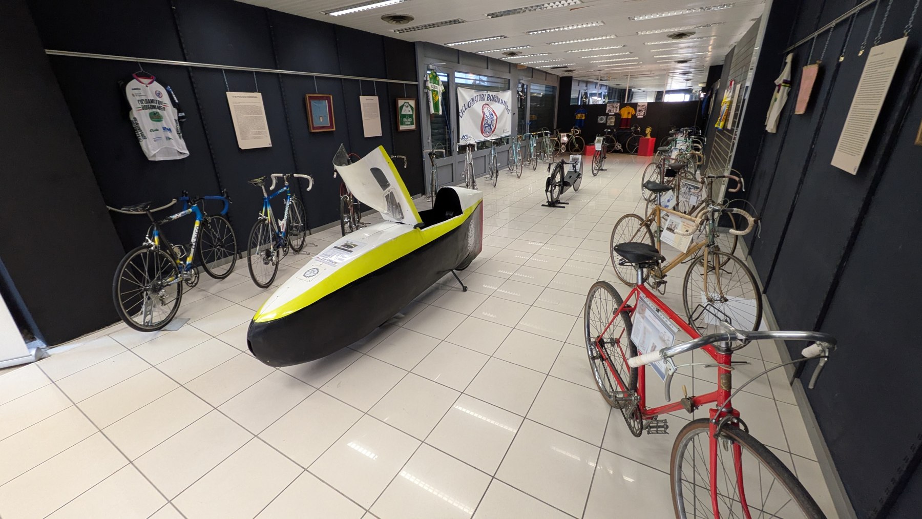 La Streamliner bianca, nera e gialla esposta alla mostra La Bici di Borgomanero