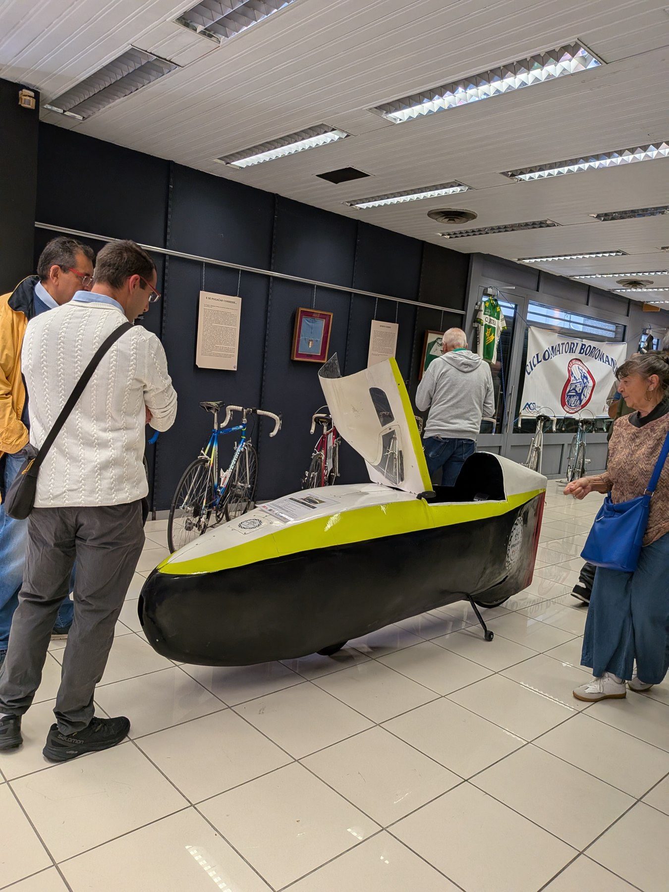 Visitatori attorno alla Streamliner con carenatura aperta alla mostra La Bici
