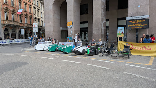 La Formula 1 a Pedali bianca e nera numero 53 di Marco Ruga, in fila con le altre vetture nel centro di Varese