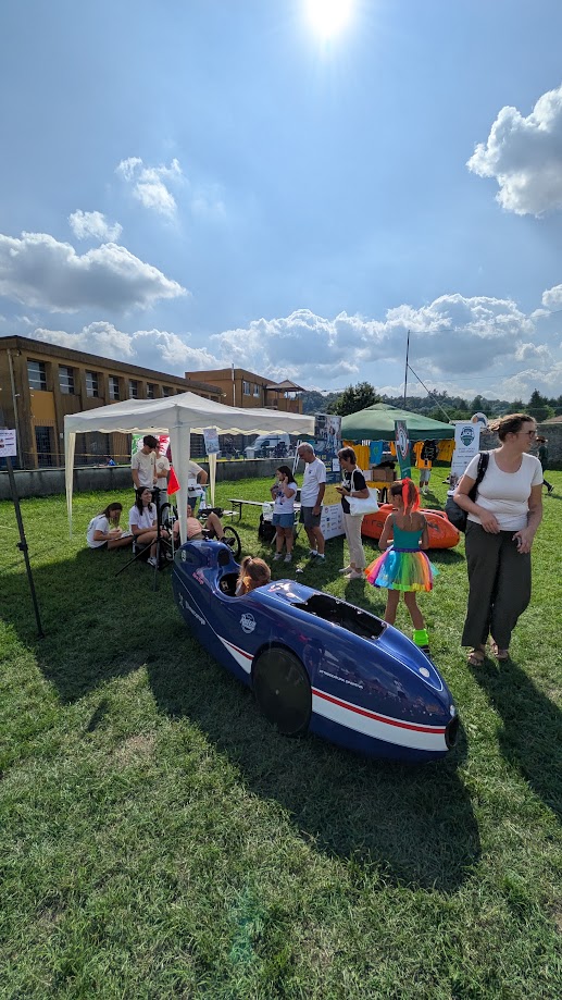 Una visitatrice prova il velomobile blu dell’ASD Velocità a Pedali a Gozzano