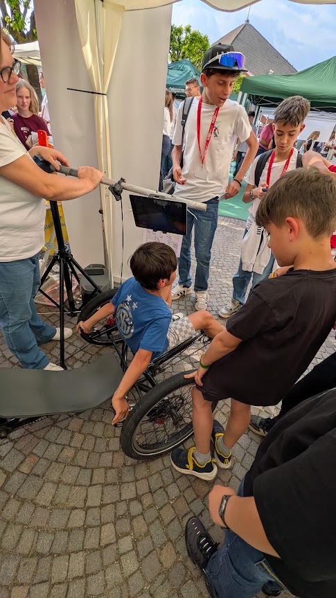 Un giovane prova il trike reclinato allo stand ASD Velocità a Pedali alla Fiera del Giusto