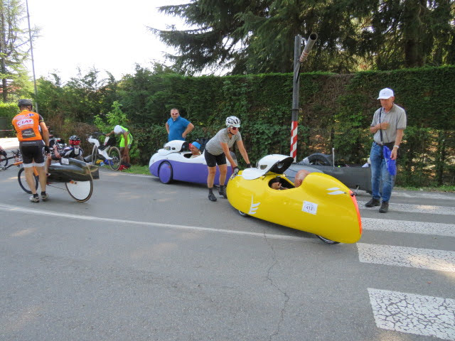 Il velomobile giallo numero 13 e un velomobile viola durante il Mondiale HPV 2025 a Meina; foto Gruppo Fotografico IperFocale