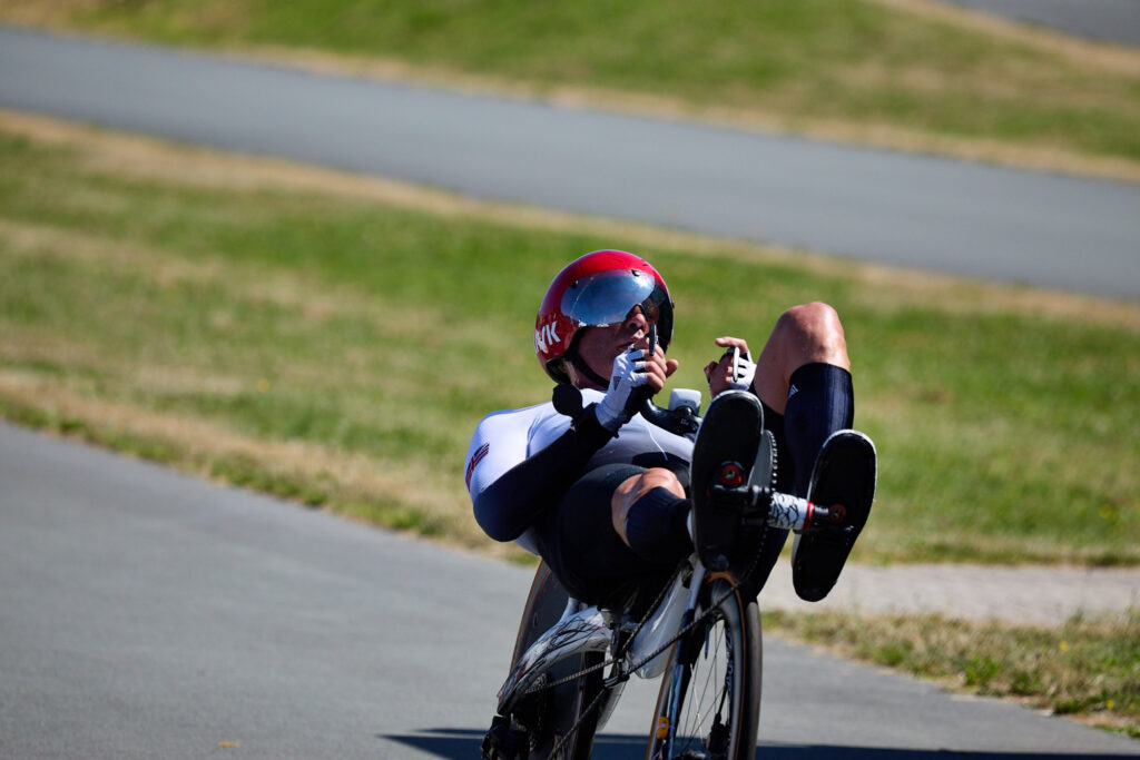 Primo piano di un atleta in bicicletta reclinata durante il Mondiale HPV 2026